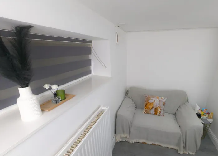 The Ruby Haven, Didsbury - 15mins To Airport - Opp The Christie's Nhs - Sleeps 5 아파트