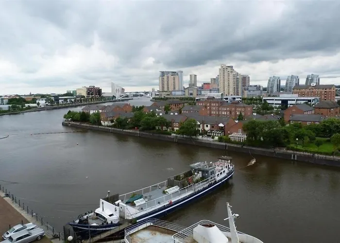 Quays Icon By The Water Mánchester