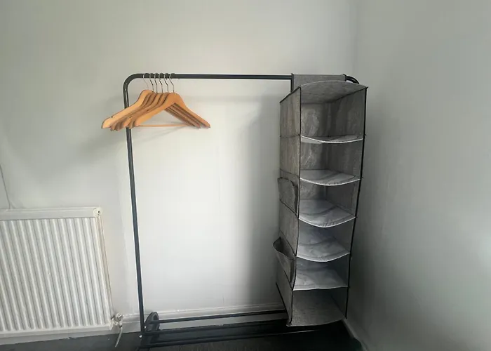 Spacious House Close To With Free Parking *