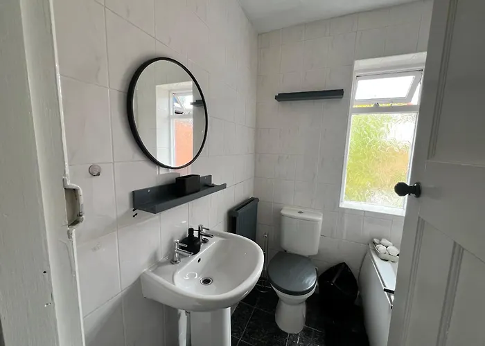 Spacious House Close To With Free Parking