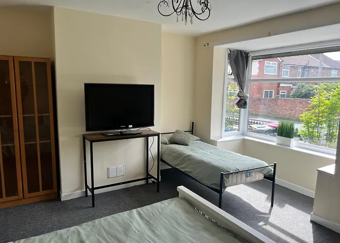 Spacious House Close To With Free Parking 맨체스터