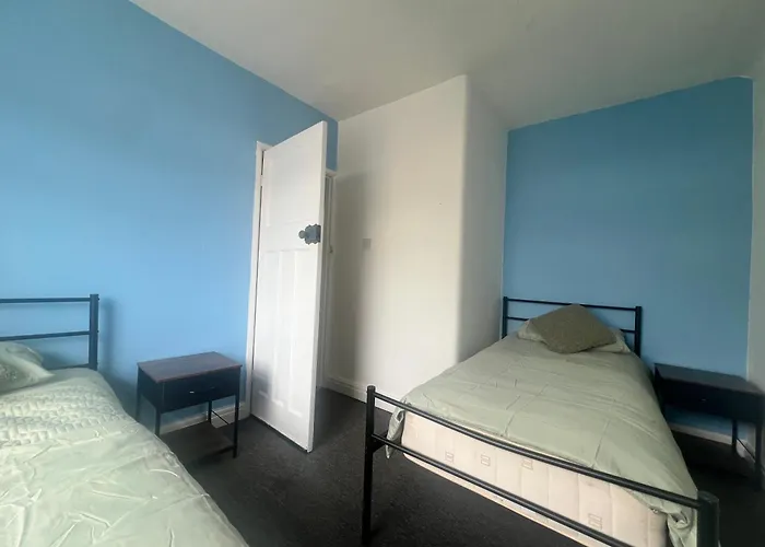 Spacious House Close To With Free Parking Manchester