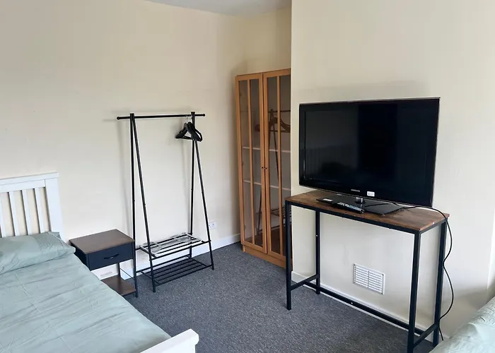 Spacious House Close To With Free Parking Tatil Evi Manchester