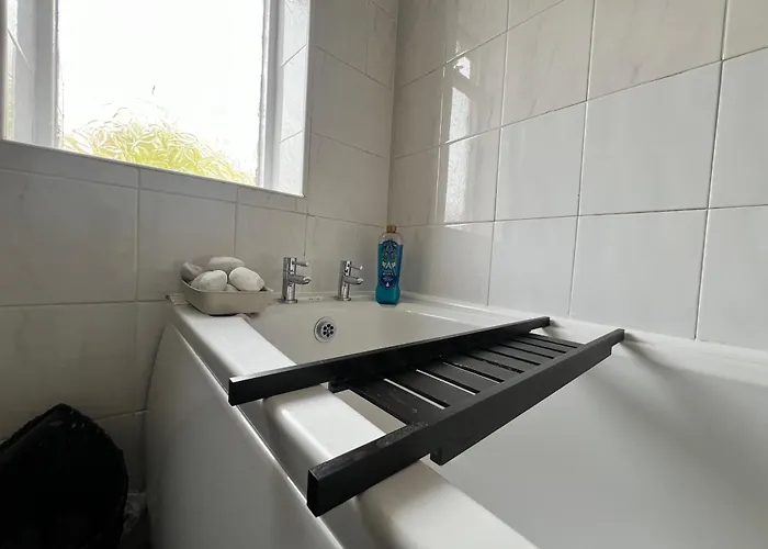 Spacious House Close To With Free Parking Feriehus