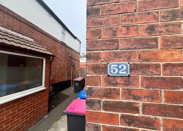 Spacious House Close To With Free Parking 펜션 *