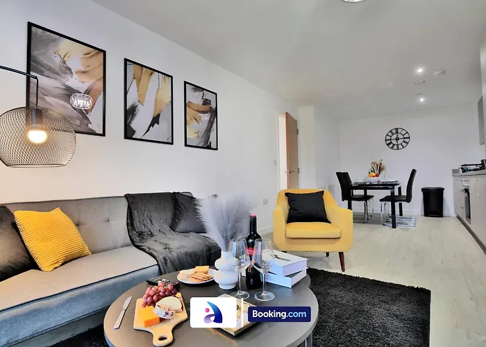 Modern 2 Bed, 2 Bath With Ensuite By Avalora Short Lets & Serviced Salford With Balcony, Near Tram Stop Salford Quays Lejlighed Manchester