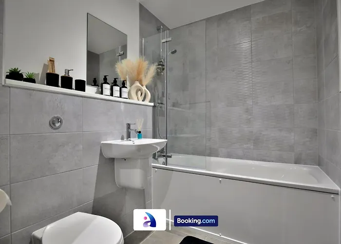 Modern 2 Bed, 2 Bath With Ensuite By Avalora Short Lets & Serviced Salford With Balcony, Near Tram Stop Salford Quays * Manchester