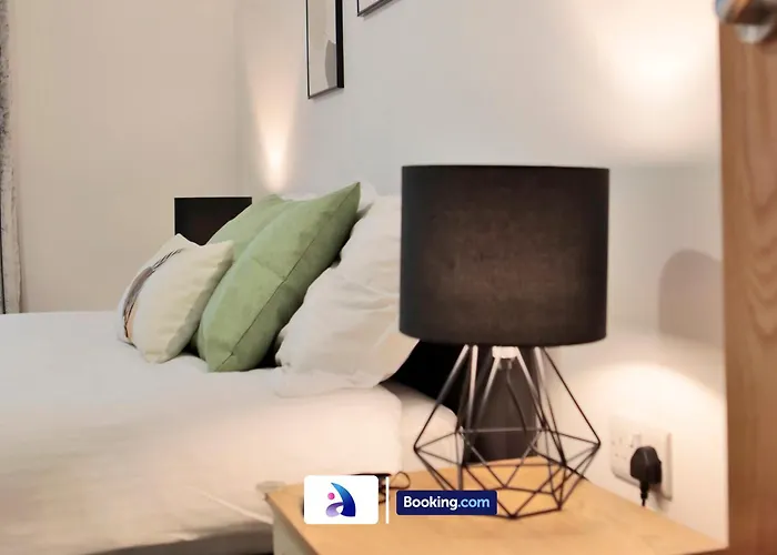 Modern 2 Bed, 2 Bath With Ensuite By Avalora Short Lets & Serviced Salford With Balcony, Near Tram Stop Salford Quays