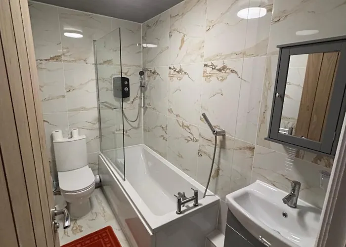 Apartamento 1 Bedroom Flat - Airport - 7 Mins To Man - Staycations & Business Stays!