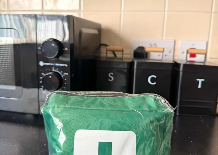 Apartament Chic Trafford Apartment, Private Underground Parking, Fast Wi-fi, Self Check-in Anytime, 5 Mins To Old Trafford Stadium