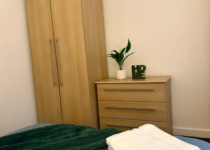 Chic Trafford Apartment, Private Underground Parking, Fast Wi-fi, Self Check-in Anytime, 5 Mins To Old Trafford Stadium *