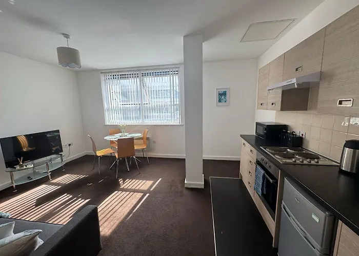 Chic Trafford Apartment, Private Underground Parking, Fast Wi-fi, Self Check-in Anytime, 5 Mins To Old Trafford Stadium * מנצ'סטר