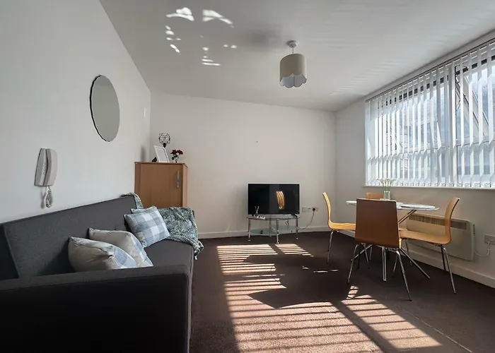 דירה Chic Trafford Apartment, Private Underground Parking, Fast Wi-fi, Self Check-in Anytime, 5 Mins To Old Trafford Stadium *