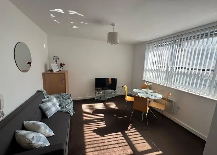 דירה Chic Trafford Apartment, Private Underground Parking, Fast Wi-fi, Self Check-in Anytime, 5 Mins To Old Trafford Stadium מנצ'סטר