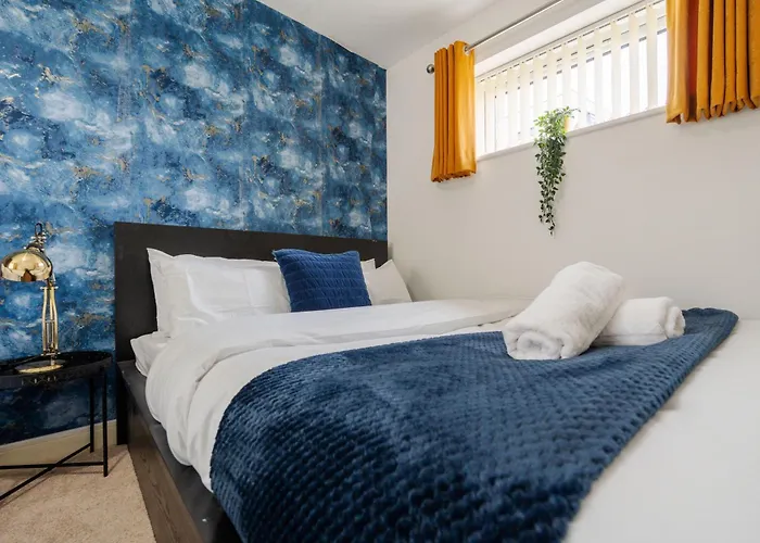 Spacious 4bd 3bt - Etihad - Coop - Pool Table - Free Parking 펜션 맨체스터