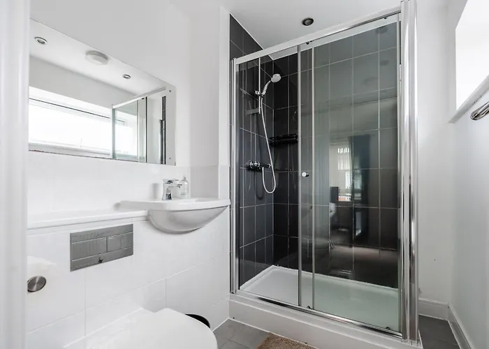 Spacious 4bd 3bt - Etihad - Coop - Pool Table - Free Parking 펜션 맨체스터