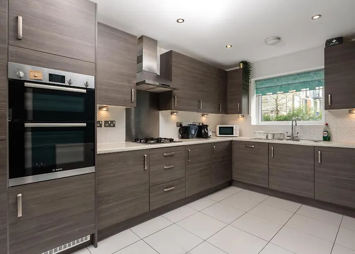 펜션 Spacious 4bd 3bt - Etihad - Coop - Pool Table - Free Parking