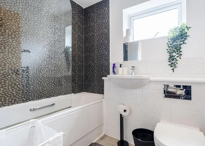 Spacious 4bd 3bt - Etihad - Coop - Pool Table - Free Parking *