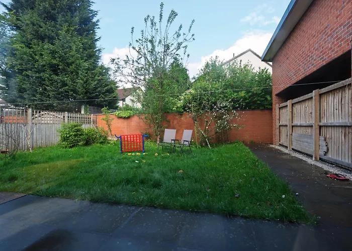 Spacious 4bd 3bt - Etihad - Coop - Pool Table - Free Parking 펜션 맨체스터