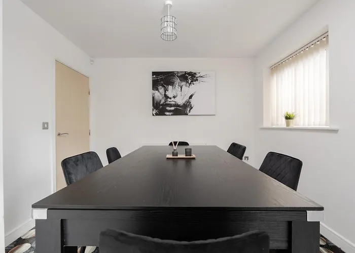 펜션 Spacious 4bd 3bt - Etihad - Coop - Pool Table - Free Parking 맨체스터