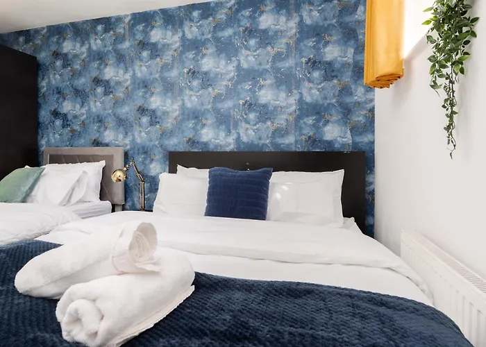 Spacious 4bd 3bt - Etihad - Coop - Pool Table - Free Parking 펜션 맨체스터