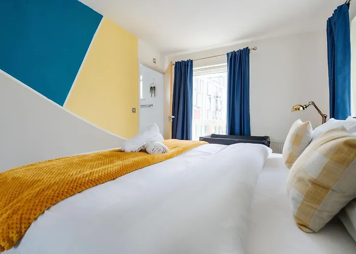 펜션 Spacious 4bd 3bt - Etihad - Coop - Pool Table - Free Parking *