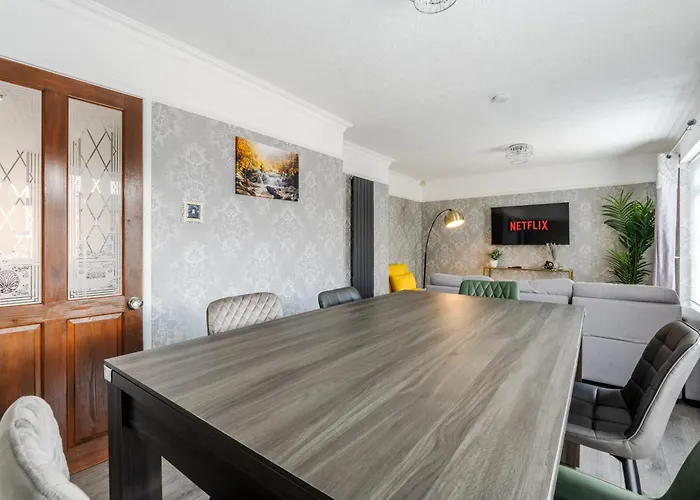 Boutique 3bd Opposite Etihad & Coop - Free Parking - Pool Table