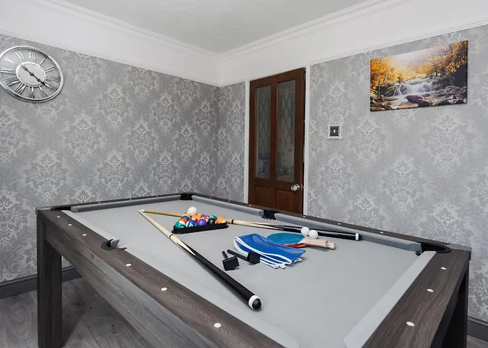 Boutique 3bd Opposite Etihad & Coop - Free Parking - Pool Table *