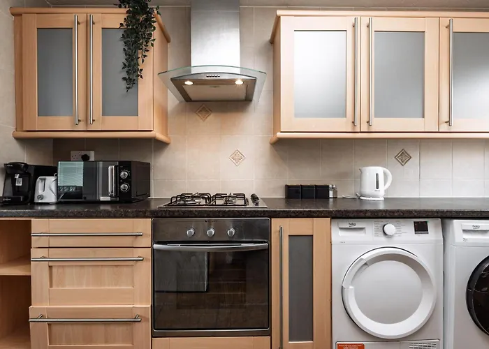 Boutique 3bd Opposite Etihad & Coop - Free Parking - Pool Table