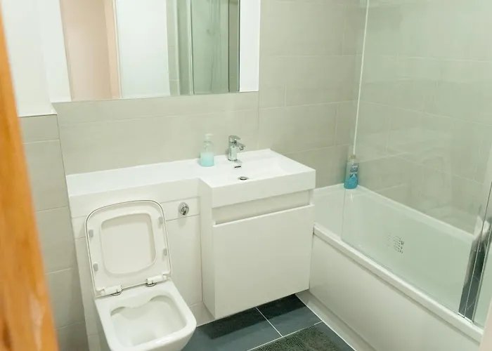 Daire Comfortable Spacious 3 Bed, 2 Bedroom - Secure Parking - Close To Centre And Old Trafford Manchester