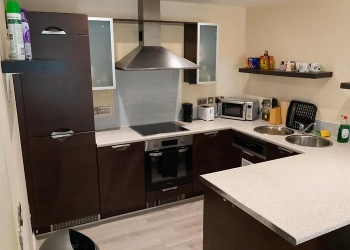 아파트 Comfortable Spacious 3 Bed, 2 Bedroom - Secure Parking - Close To Centre And Old Trafford *