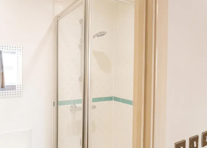 Comfortable Spacious 3 Bed, 2 Bedroom - Secure Parking - Close To Centre And Old Trafford 아파트