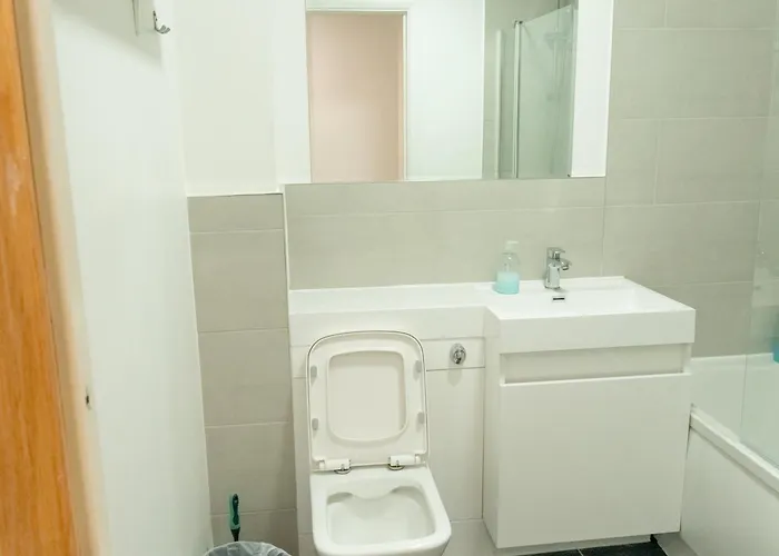 Daire Comfortable Spacious 3 Bed, 2 Bedroom - Secure Parking - Close To Centre And Old Trafford *