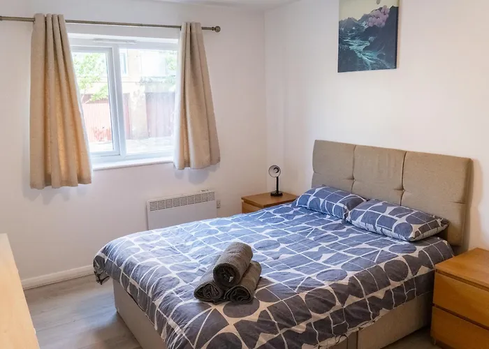 Comfortable Spacious 3 Bed, 2 Bedroom - Secure Parking - Close To Centre And Old Trafford Daire