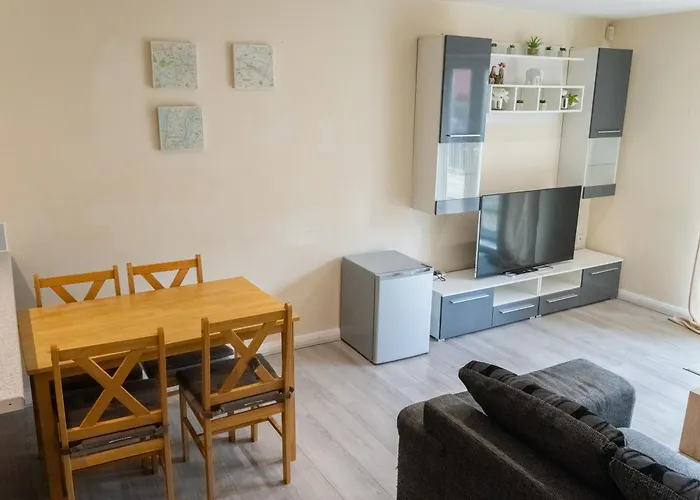 Comfortable Spacious 2 Bed Flat With Parking 아파트