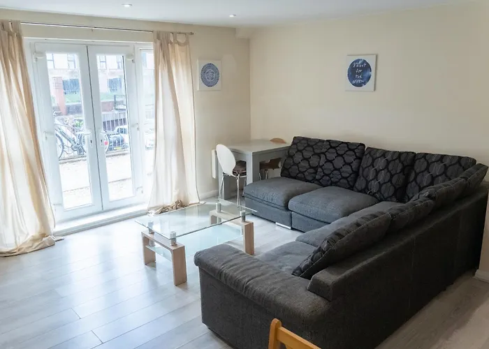 Comfortable Spacious 2 Bed Flat With Parking 아파트 *