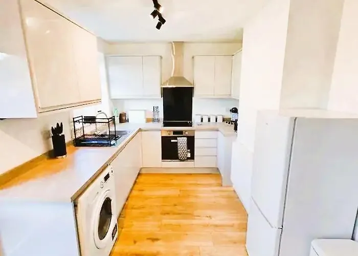 3br House-apartment-free Parking-manchester Airport