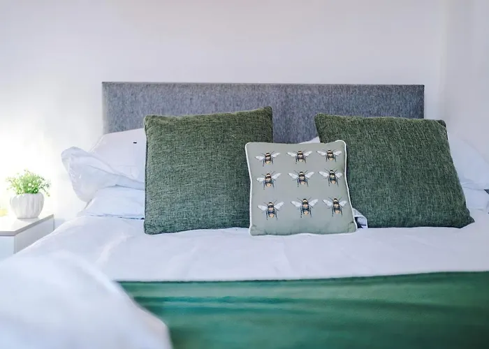 Discounted Month Contractor Parking Wi-fi Sleeps 8 Manchester