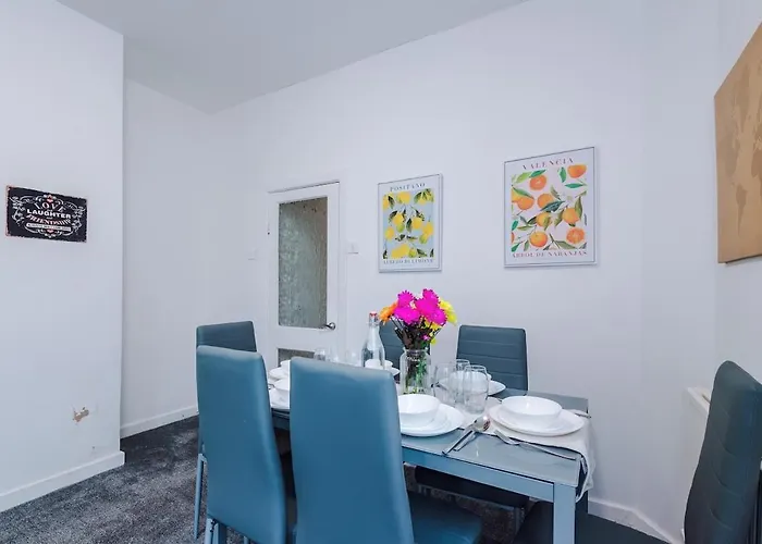 Discounted Month Contractor Parking Wi-fi Sleeps 8 Apartament Manchester