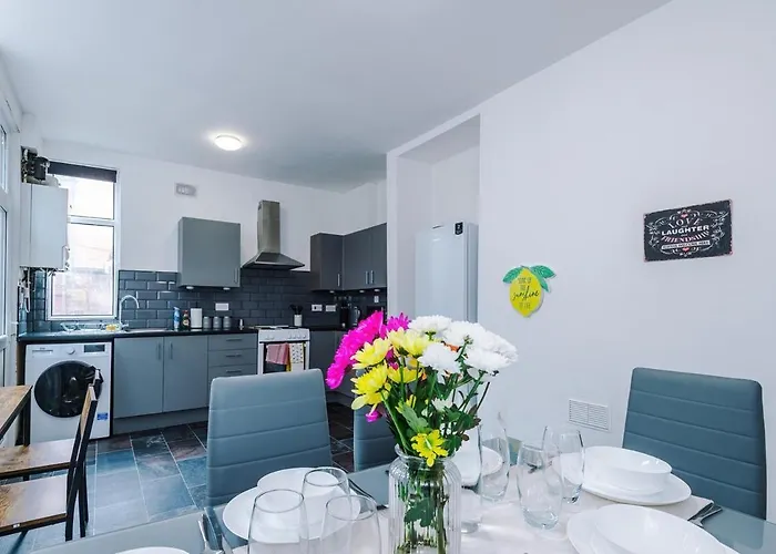 Discounted Month Contractor Parking Wi-fi Sleeps 8 * 맨체스터