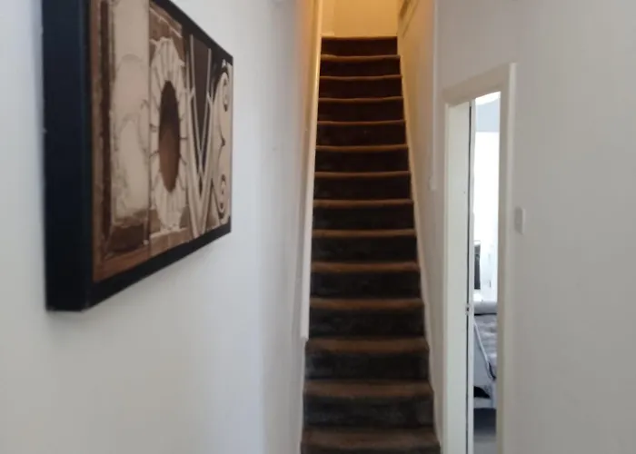 Гостевой дом Double-bedroom In The Heart Of Salford Perfect For Short Lt2 *