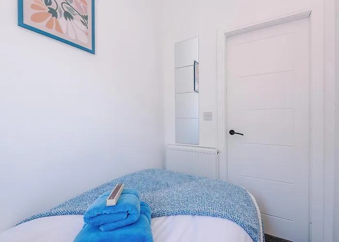 Stunning In Salford With Free Parking, Office, Pool & Ping Pong Table * Mánchester