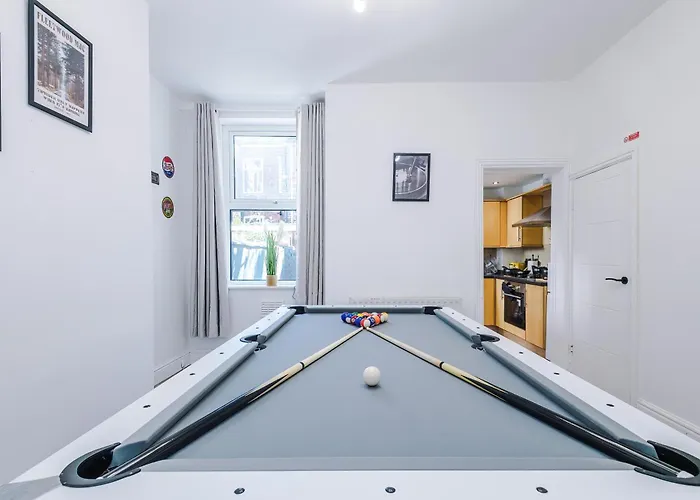 Stunning In Salford With Free Parking, Office, Pool & Ping Pong Table 펜션