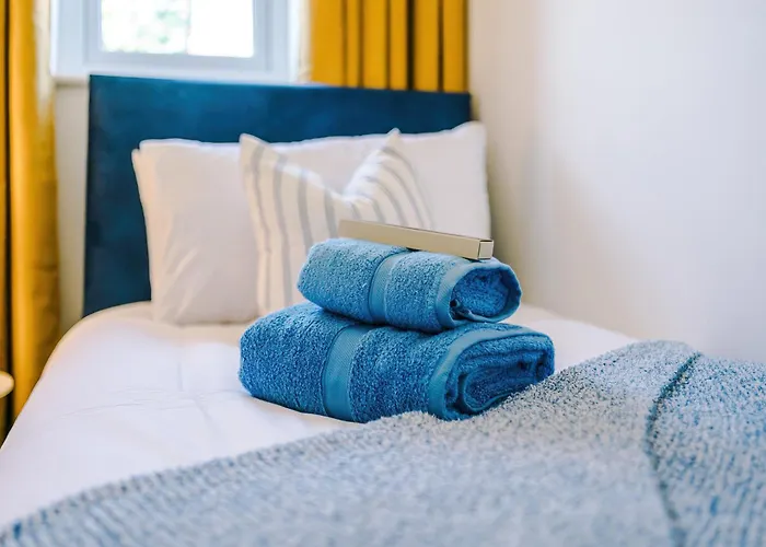 Stunning In Salford With Free Parking, Office, Pool & Ping Pong Table *