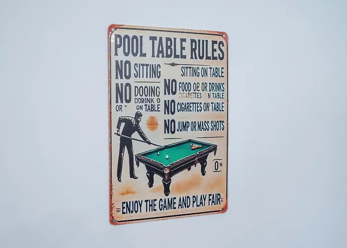 Stunning In Salford With Free Parking, Office, Pool & Ping Pong Table * 맨체스터