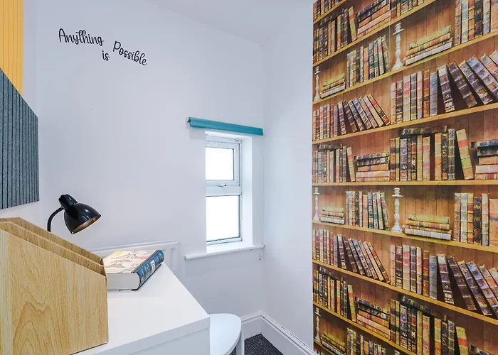 Stunning In Salford With Free Parking, Office, Pool & Ping Pong Table Dom wakacyjny