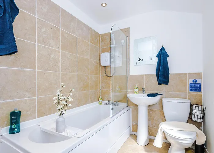 Stunning In Salford With Free Parking, Office, Pool & Ping Pong Table Сasa de vacaciones *