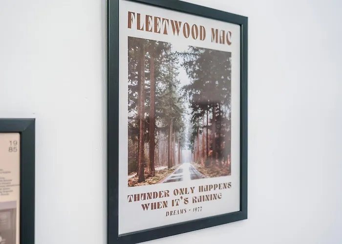 펜션 Stunning In Salford With Free Parking, Office, Pool & Ping Pong Table 맨체스터