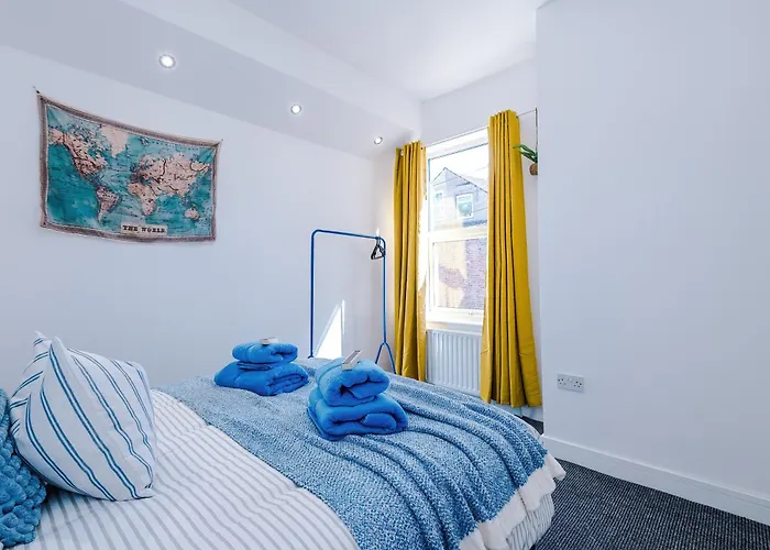 Stunning In Salford With Free Parking, Office, Pool & Ping Pong Table *