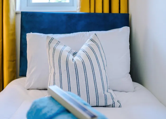 Stunning In Salford With Free Parking, Office, Pool & Ping Pong Table * 맨체스터